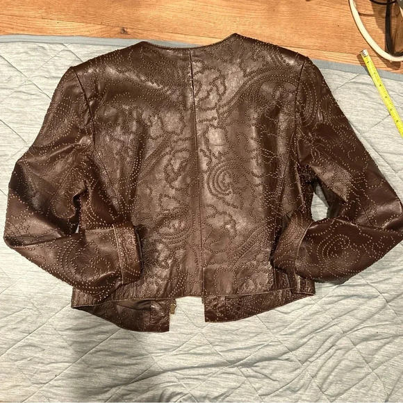 Women’s vintage brown Vakko leather jacket with perforated detailing. - Picture 10 of 12